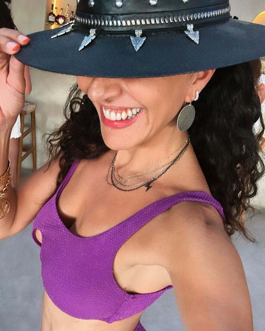 Μαρία Σολωμού: Φωτογραφίζεται με το μαγιό της σε μπαρ της Σαντορίνης