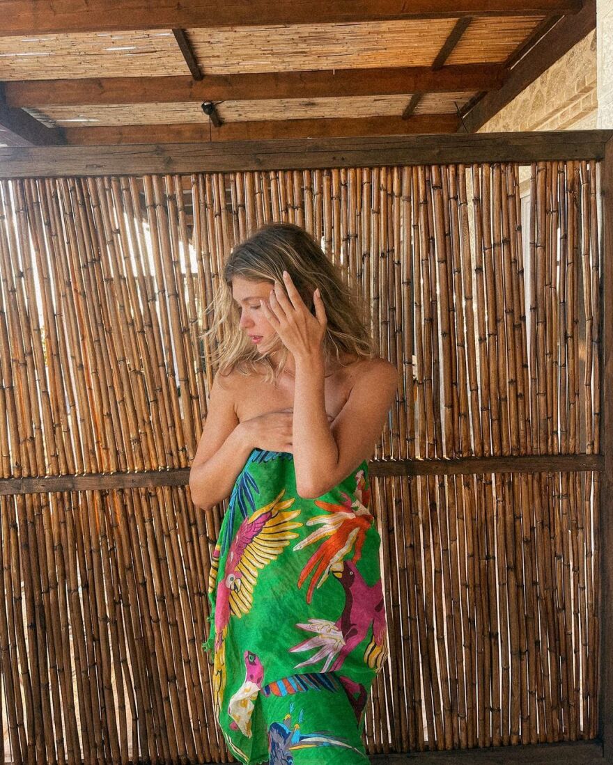 Κλέλια Ανδριολάτου: Φωτογραφίζεται στις διακοπές της φορώντας μονάχα ένα παρεό