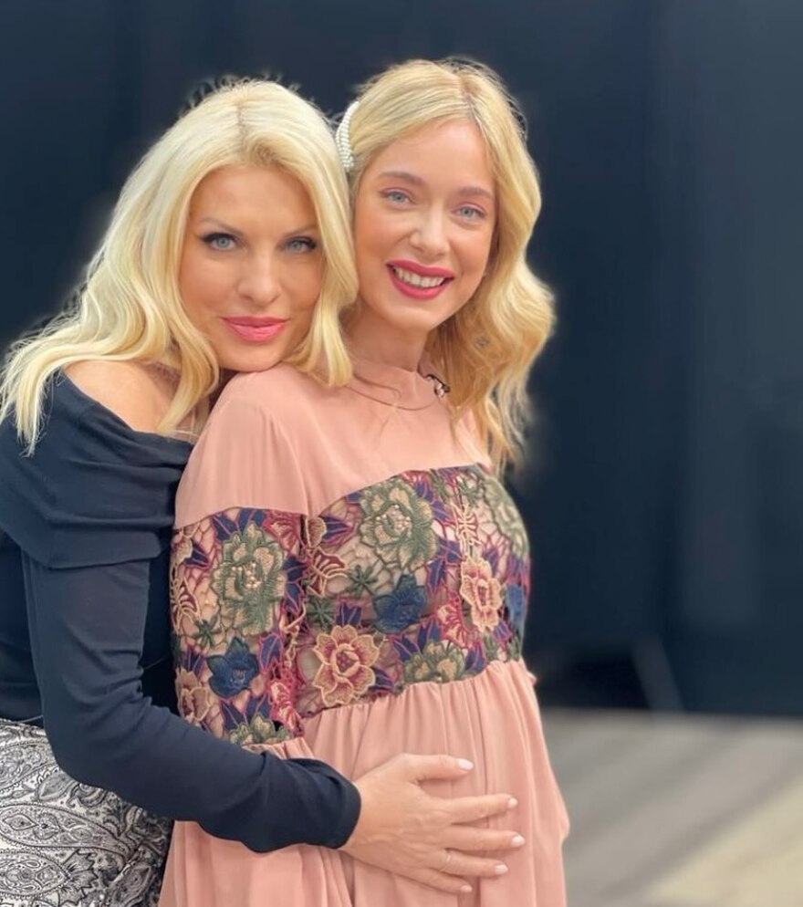 Ελένη Μενεγάκη: Η στροφή στο φυσικό λουκ - Πώς η «βασίλισσα της τηλεόρασης» εξελίχθηκε στη «γυναίκα της διπλανής πόρτας»