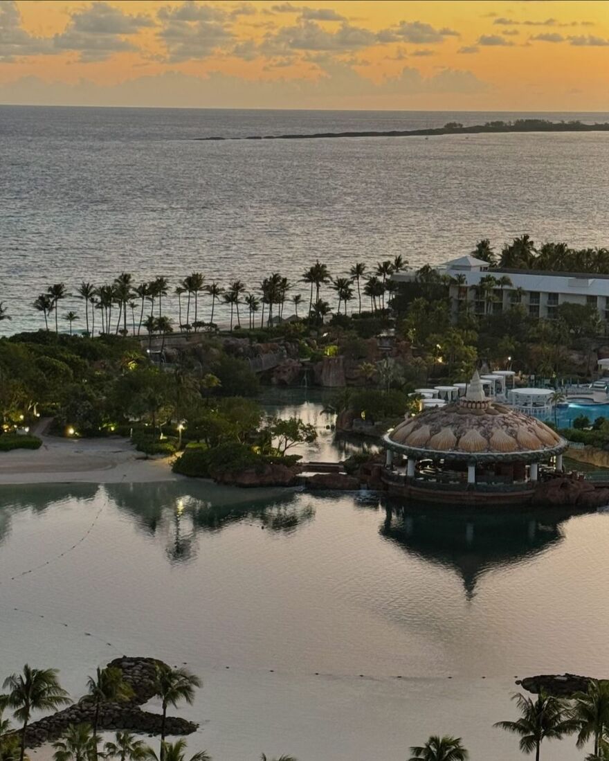 Τούνη και Αλεξάνδρου ποζάρουν στις Μπαχάμες με... σκόρδα στον λαιμό 