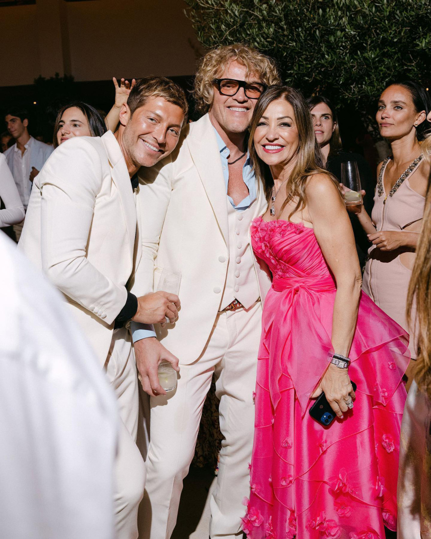 Ο Ευάγγελος Μπούσης και ο σύζυγός του Πίτερ Ντούντας βάφτισαν τα παιδιά τους στη Βουλιαγμένη