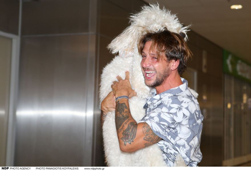 Ηλίας Μπόγδανος: Επέστρεψε στην Ελλάδα - Στο αεροδρόμιο για να τον υποδεχτεί η Αλεξάνδρα Εξαρχοπούλου