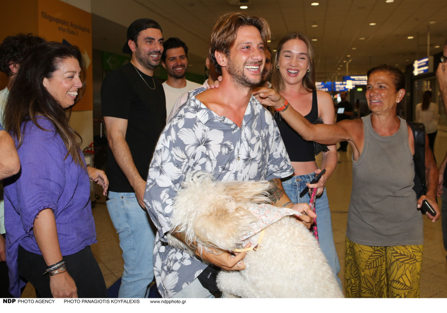 Ηλίας Μπόγδανος: Επέστρεψε στην Ελλάδα - Στο αεροδρόμιο για να τον υποδεχτεί η Αλεξάνδρα Εξαρχοπούλου
