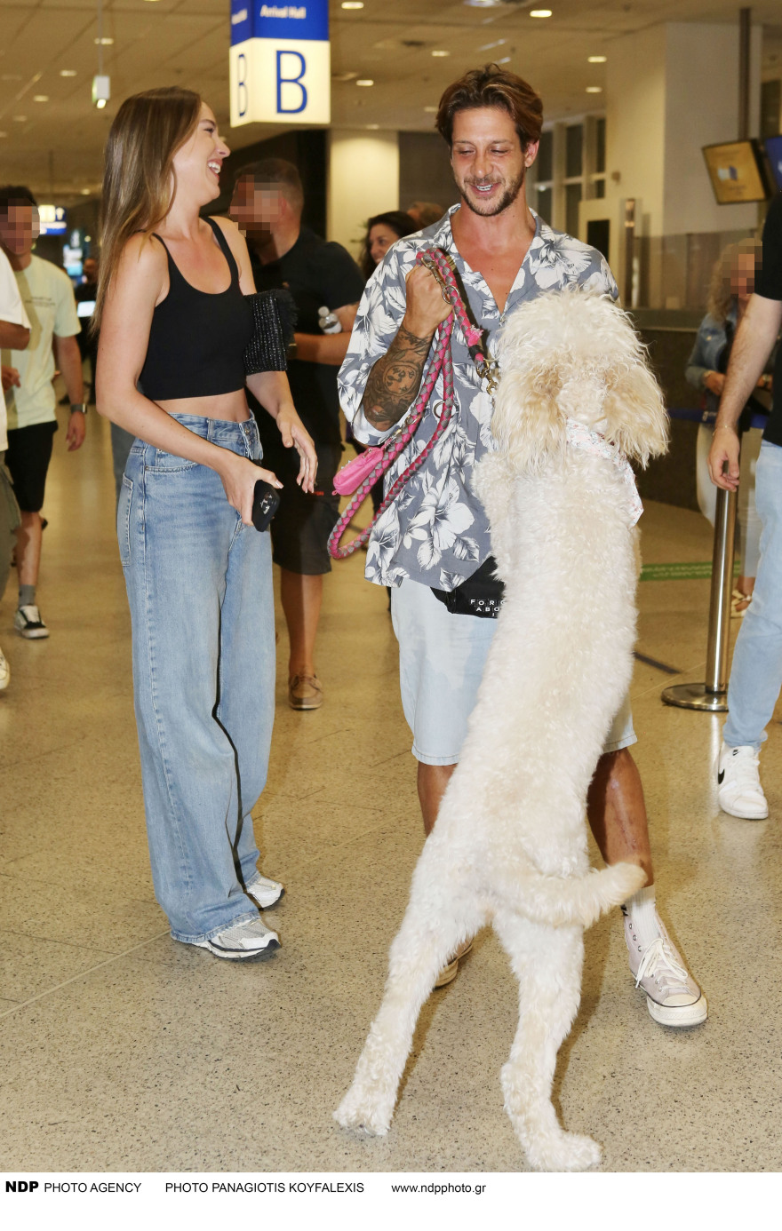 Ηλίας Μπόγδανος: Επέστρεψε στην Ελλάδα - Στο αεροδρόμιο για να τον υποδεχτεί η Αλεξάνδρα Εξαρχοπούλου