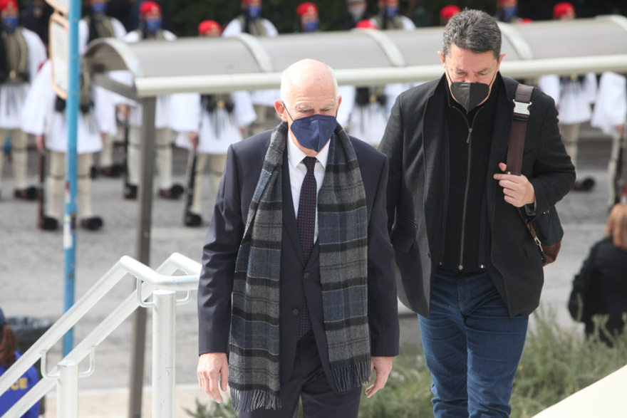 Πάνδημο αντίο στον Κάρολο Παπούλια