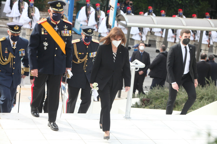 Πάνδημο αντίο στον Κάρολο Παπούλια