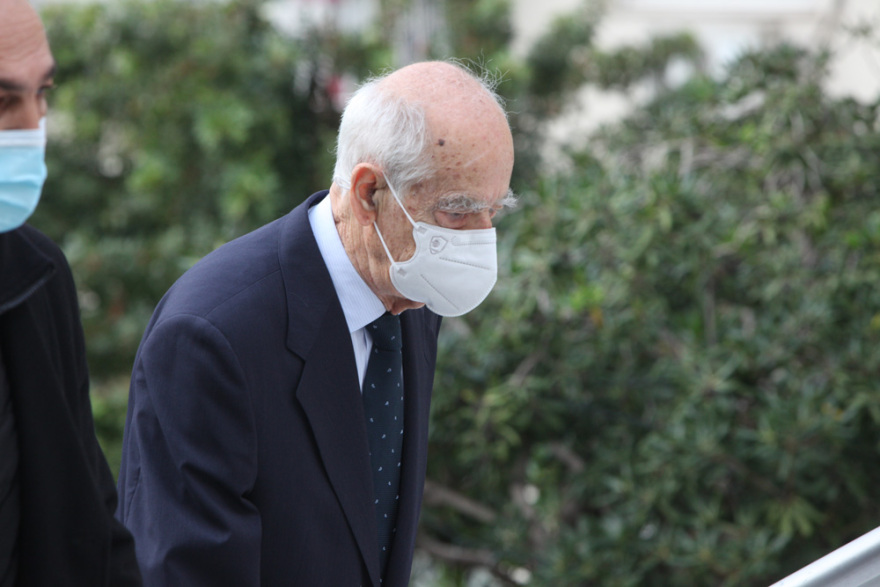 Πάνδημο αντίο στον Κάρολο Παπούλια