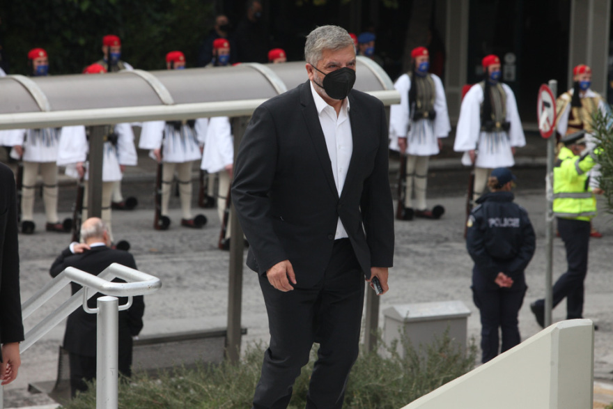 Πάνδημο αντίο στον Κάρολο Παπούλια