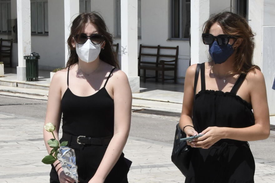 Άντζελα Γκερέκου και Μαρία Βοσκοπούλου στο μνημόσυνο του Τόλη Βοσκόπουλου