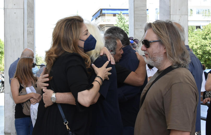 Άντζελα Γκερέκου και Μαρία Βοσκοπούλου στο μνημόσυνο του Τόλη Βοσκόπουλου