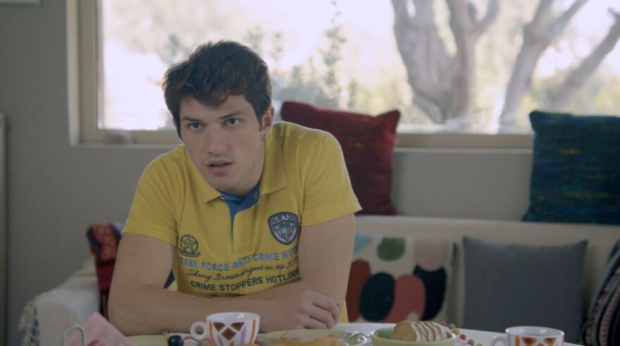 Συμπέθεροι απ' τα Τίρανα: Η Πένη βάζει λόγια στον Άλφρεντ για την κόρη της