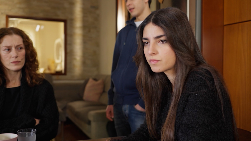 Η Γη της Ελιάς: Ο Τζον κάνει πρόταση γάμου στην Αθηνά