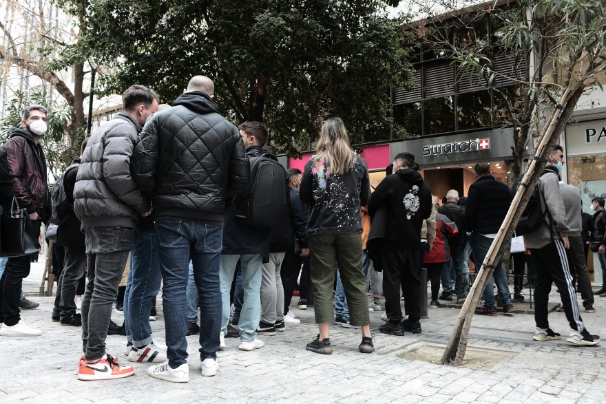 Ερμού: Ουρές και σήμερα έξω από τη Swatch για μια ρέπλικα ρολογιού Omega των €6.700 με τιμή αγοράς €250