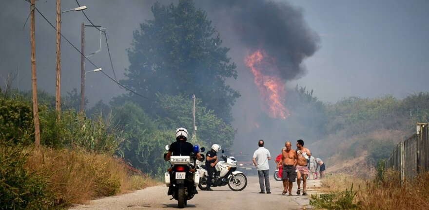 Μεγάλη φωτιά στην Αχαΐα: Κάηκαν σπίτια στη Ζήρια - Κλειστή η Εθνική Οδός - Εκκενώθηκε και ο Λόγγος