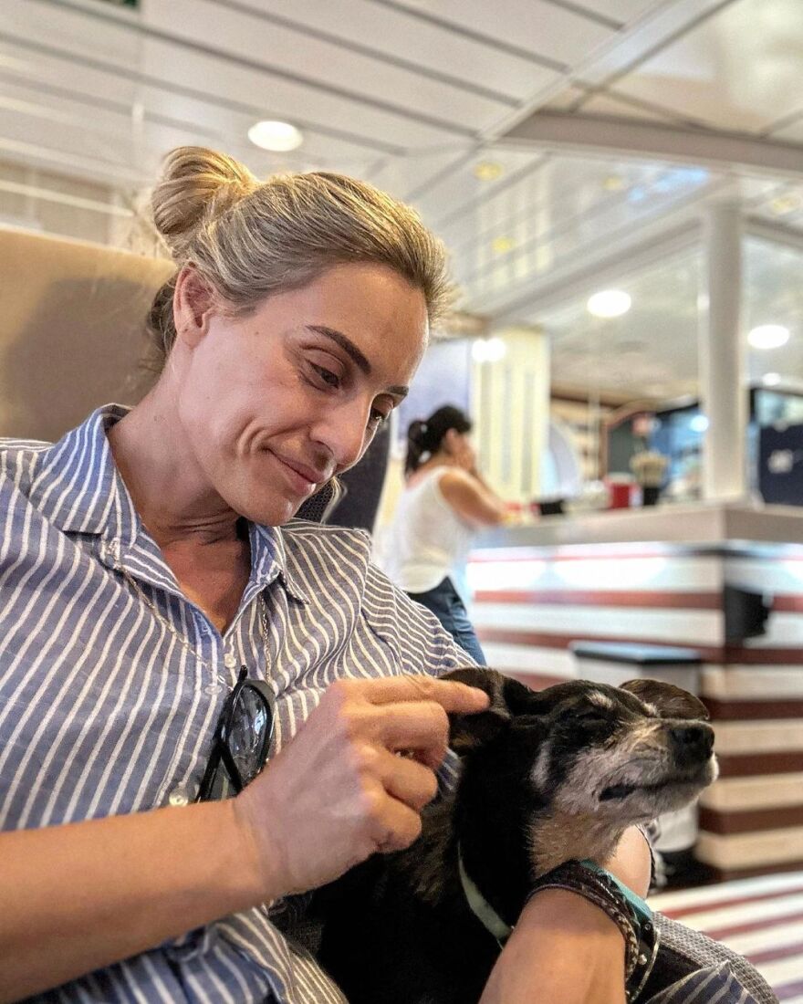 Ελεονώρα Μελέτη για τον σκύλο της: «Δεν βλέπει, δεν ακούει, σχεδόν παραπατάει σε κάθε του βήμα και παλεύει με την άνοια»