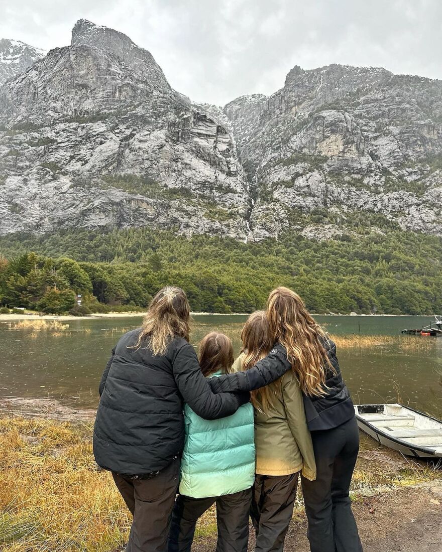 Ζιζέλ: Έγινε 43 και το γιόρτασε στα βουνά με τη δίδυμη αδερφή της - Δείτε φωτογραφίες