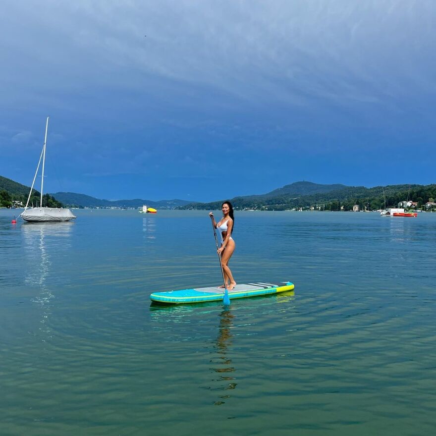 Νικόλ Σέρζινγκερ: Η φωτογραφία της από λίμνη στην Αυστρία 