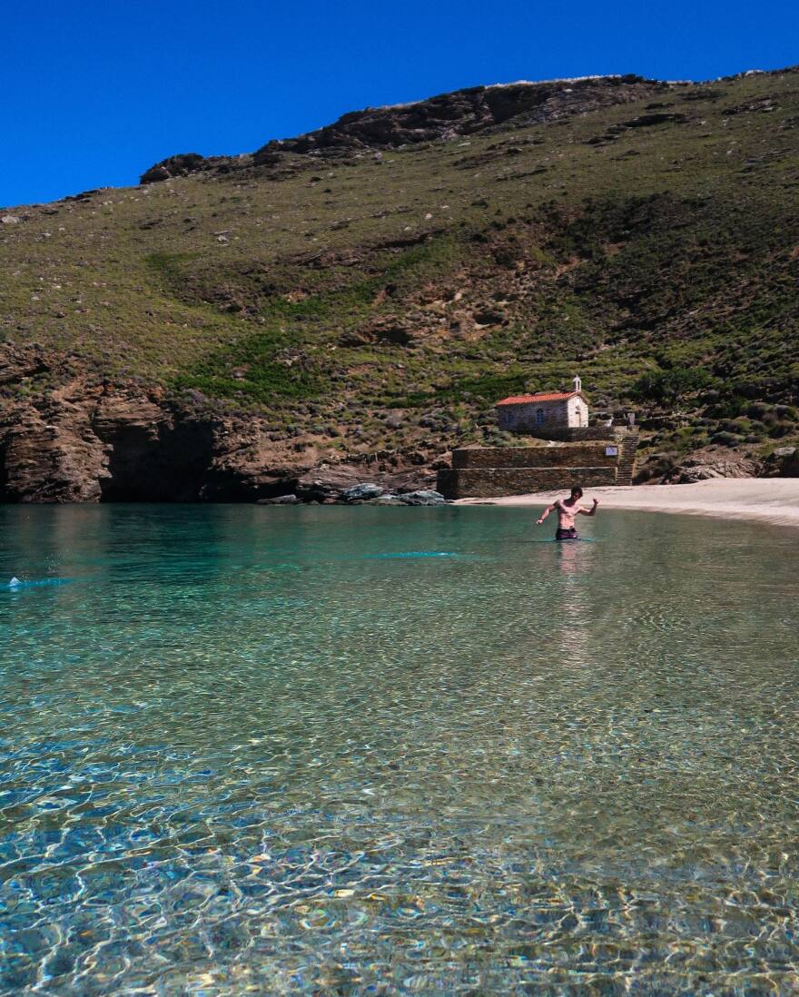 Άγγελος Λάτσιος: Ξεκίνησε τα μπάνια του στη θάλασσα - Δείτε τις φωτογραφίες