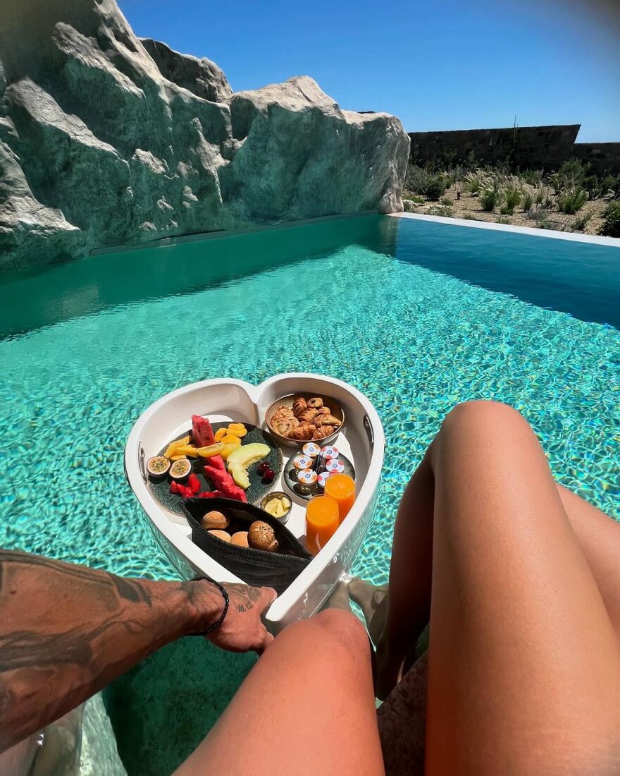 Άρης Σοϊλέδης: Νέες φωτογραφίες με τη σύντροφό του από τις διακοπές τους στη Μύκονο