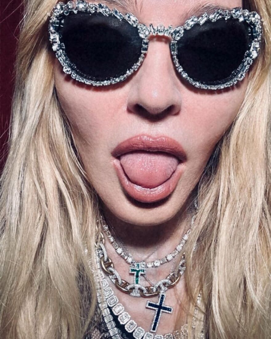 Μαντόνα: Ποζάρει τόπλες σε κρεβάτι μαζί με έναν άγνωστο άνδρα