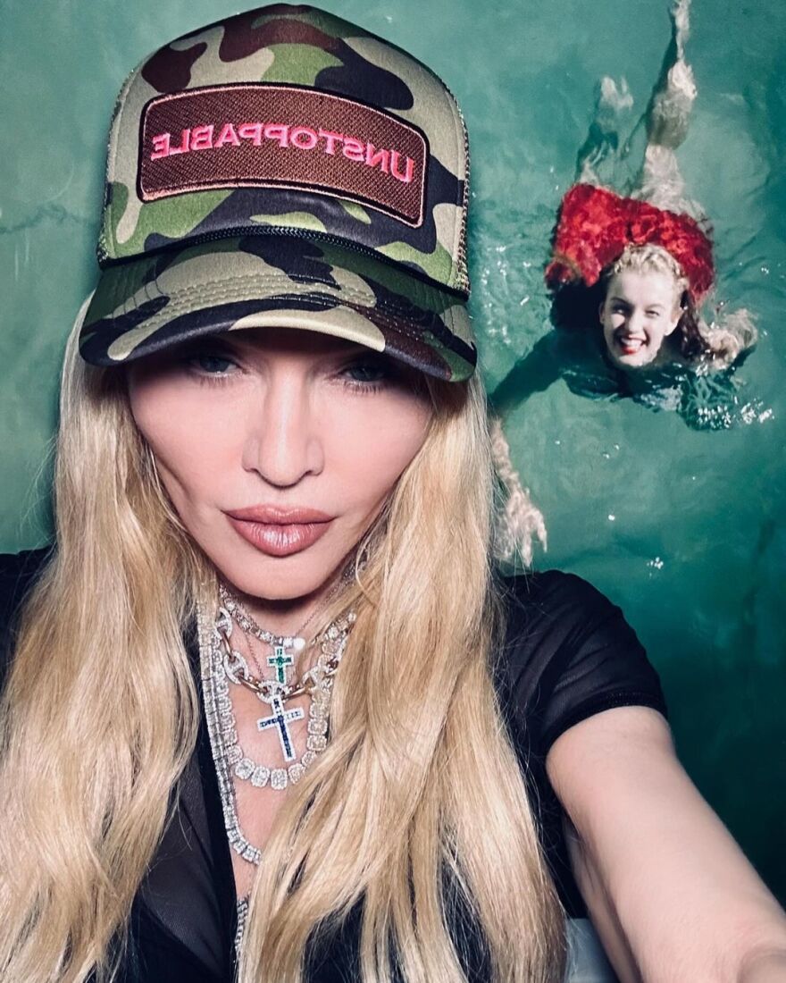 Μαντόνα: Ποζάρει τόπλες σε κρεβάτι μαζί με έναν άγνωστο άνδρα