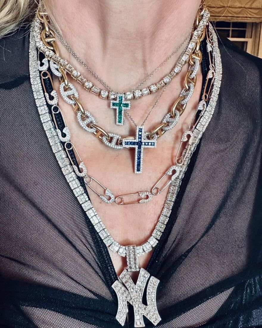 Μαντόνα: Ποζάρει τόπλες σε κρεβάτι μαζί με έναν άγνωστο άνδρα