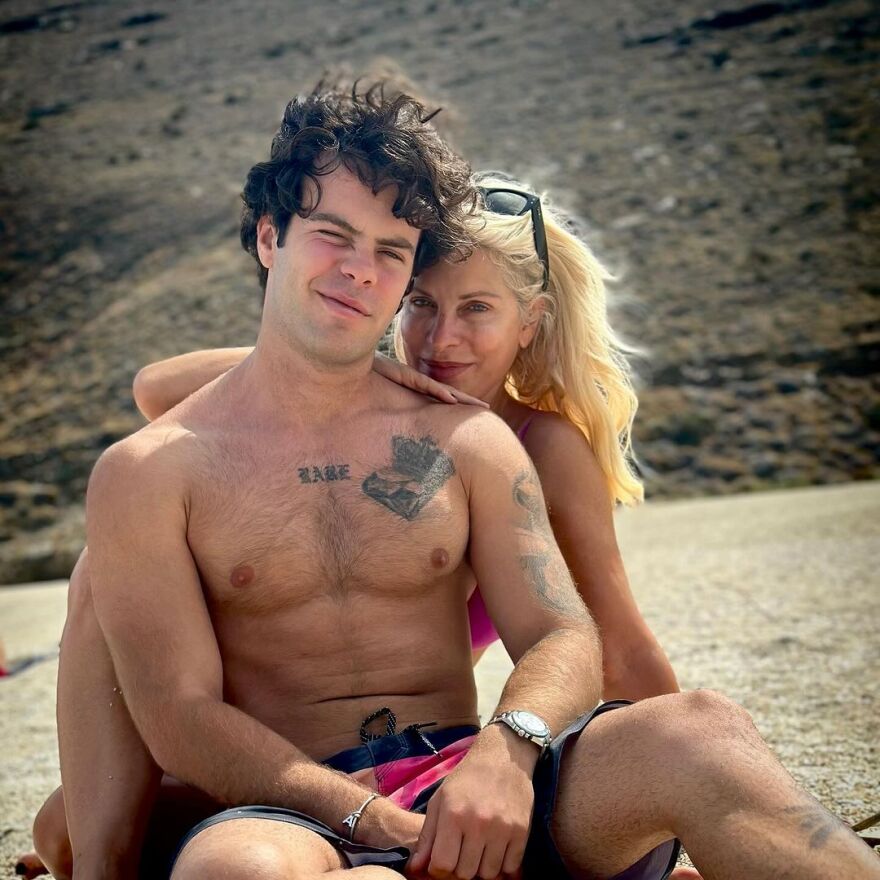 Ελένη Μενεγάκη: Ο γιος μου με κάνει ευτυχισμένη και περήφανη κάθε μέρα, γράφει σε φωτογραφία τους 