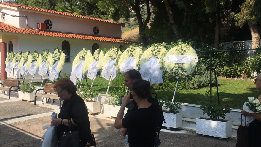 Θρήνος στην Αργυρούπολη: Με ένα λευκό τριαντάφυλλο αποχαιρέτησαν τον 15χρονο Νίκο