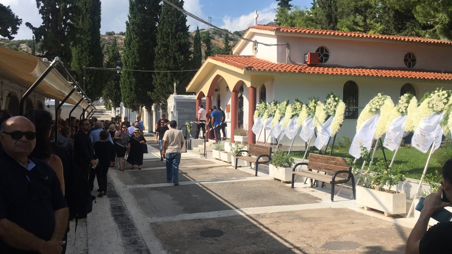 Θρήνος στην Αργυρούπολη: Με ένα λευκό τριαντάφυλλο αποχαιρέτησαν τον 15χρονο Νίκο