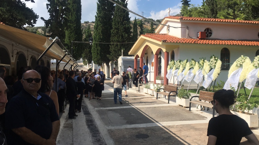 Θρήνος στην Αργυρούπολη: Με ένα λευκό τριαντάφυλλο αποχαιρέτησαν τον 15χρονο Νίκο