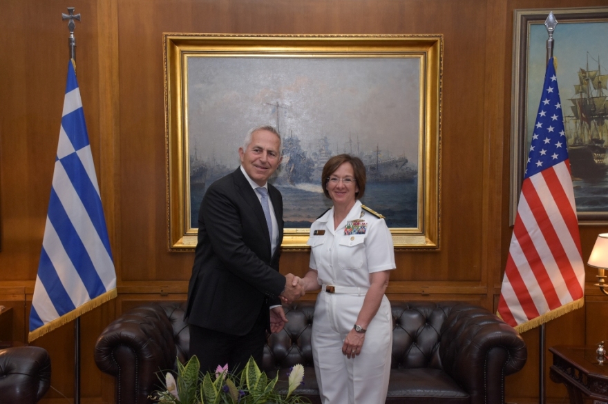 Ο Ευάγγελος Αποστολάκης υποδέχθηκε την διοικητή του 6ου Στόλου των ΗΠΑ