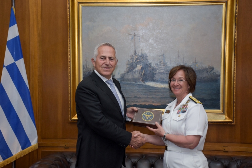 Ο Ευάγγελος Αποστολάκης υποδέχθηκε την διοικητή του 6ου Στόλου των ΗΠΑ