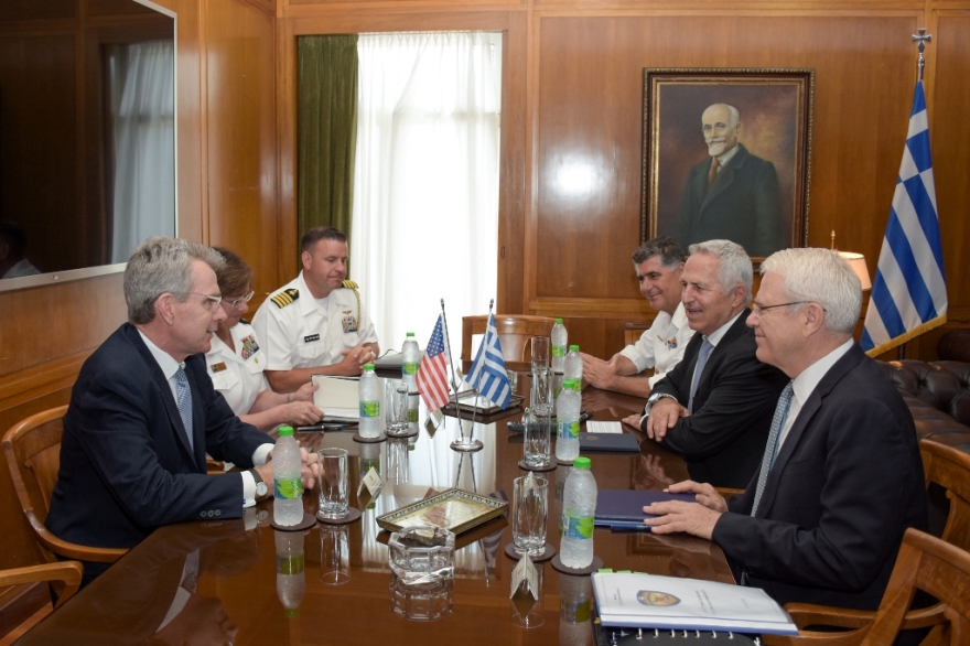 Ο Ευάγγελος Αποστολάκης υποδέχθηκε την διοικητή του 6ου Στόλου των ΗΠΑ