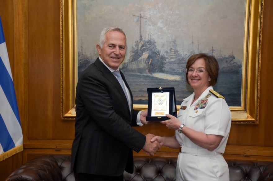 Ο Ευάγγελος Αποστολάκης υποδέχθηκε την διοικητή του 6ου Στόλου των ΗΠΑ