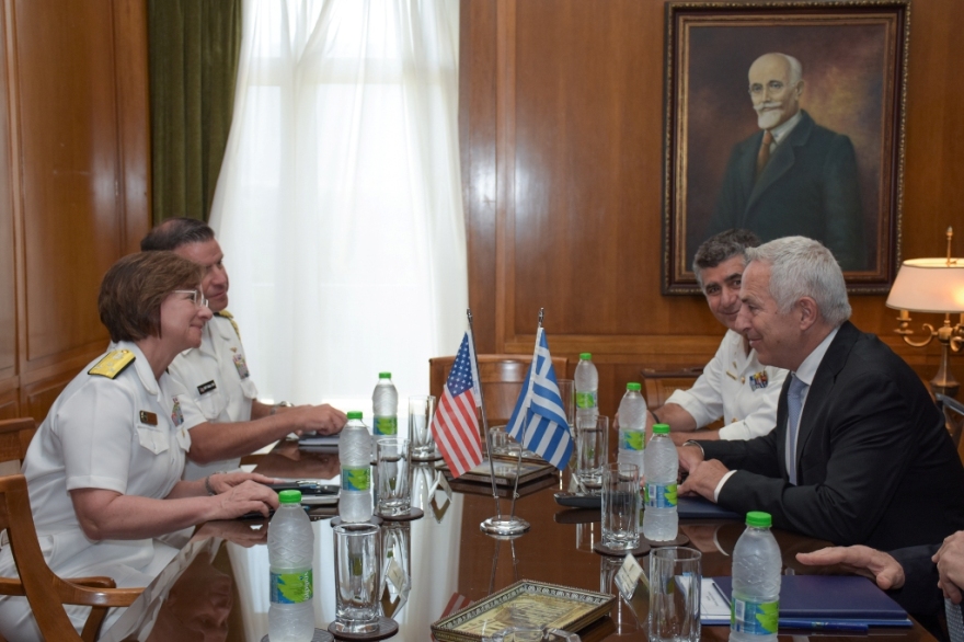 Ο Ευάγγελος Αποστολάκης υποδέχθηκε την διοικητή του 6ου Στόλου των ΗΠΑ