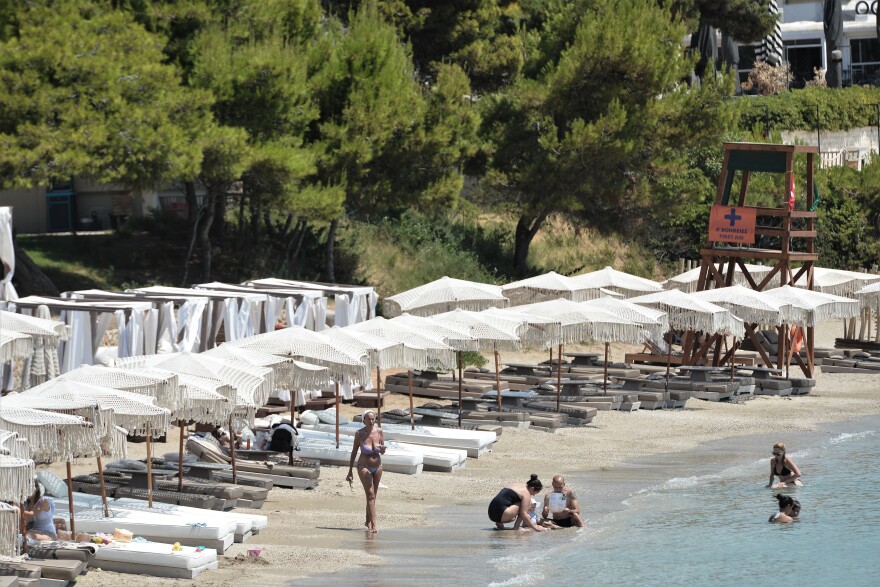 Κίνημα της πετσέτας: Η Ανάβυσσος «έπαθε Πάρο» - Οδοιπορικό στις παραλίες της Αττικής