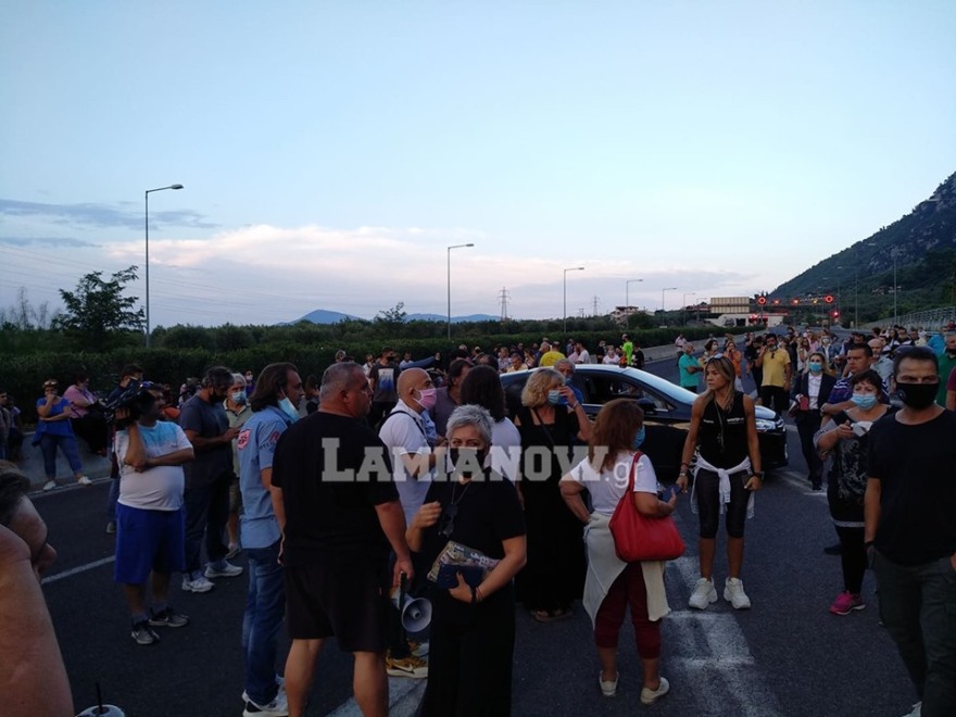 Μεταναστευτικό: Κάτοικοι έκλεισαν την Εθνική Οδό στα Καμένα Βούρλα διαμαρτυρόμενοι για τους πρόσφυγες 