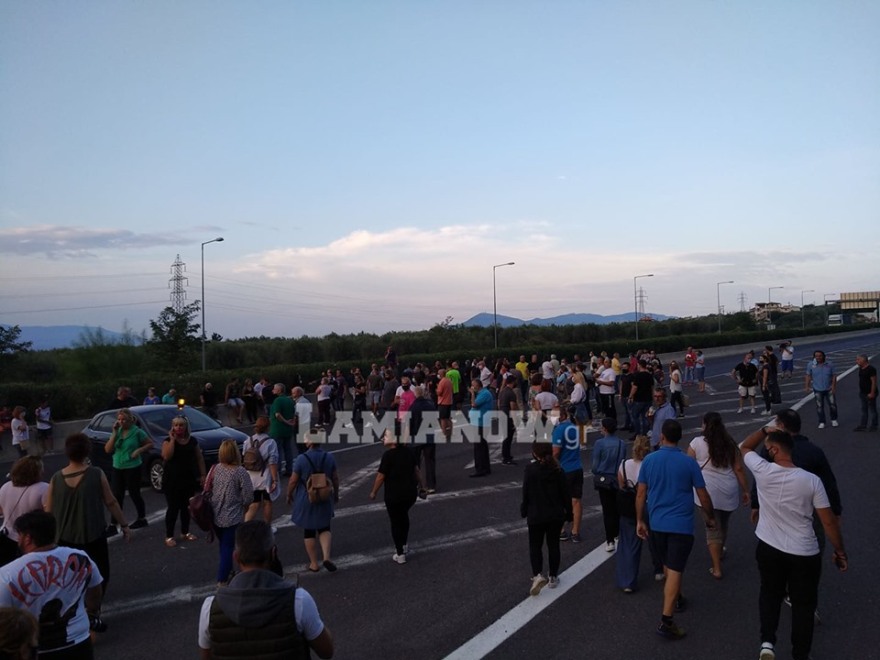 Μεταναστευτικό: Κάτοικοι έκλεισαν την Εθνική Οδό στα Καμένα Βούρλα διαμαρτυρόμενοι για τους πρόσφυγες 