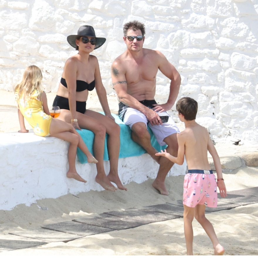 Love is Blind: Οι παρουσιαστές του ριάλιτι, Νικ και Βανέσα Λάτσεϊ, κάνουν διακοπές στην Ελλάδα