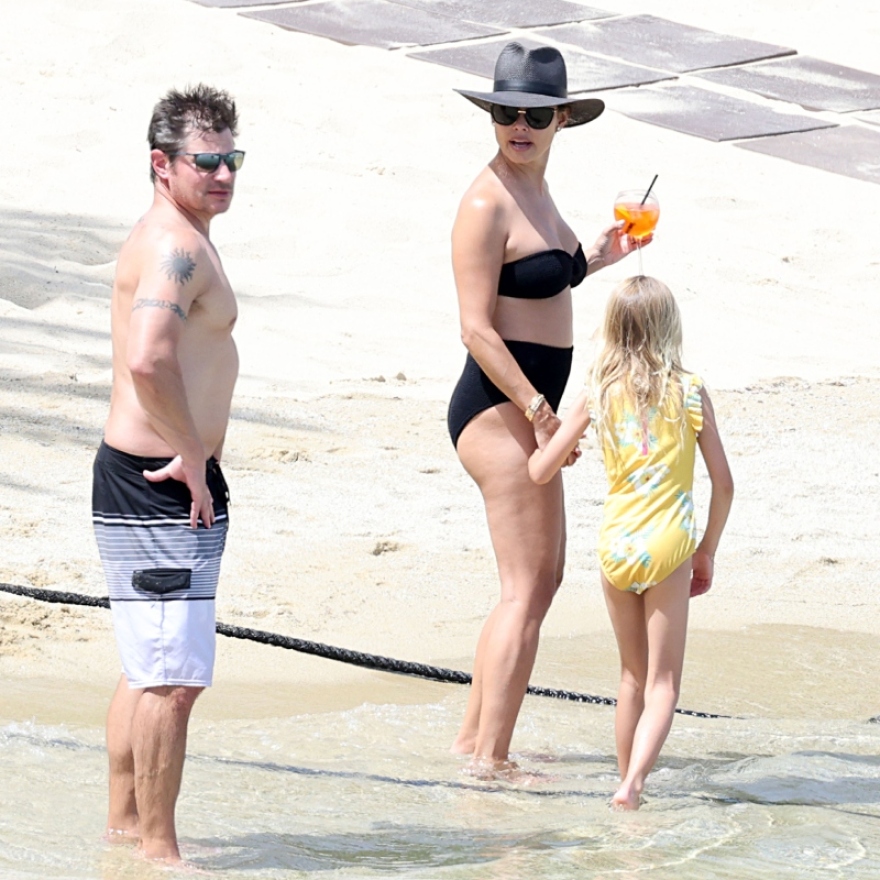 Love is Blind: Οι παρουσιαστές του ριάλιτι, Νικ και Βανέσα Λάτσεϊ, κάνουν διακοπές στην Ελλάδα