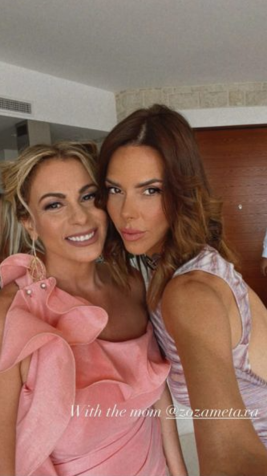 Κόνι Μεταξά - Μάριος Καπότσης: Η εντυπωσιακή εμφάνιση της Ζώζας Μεταξά στον γάμο τους