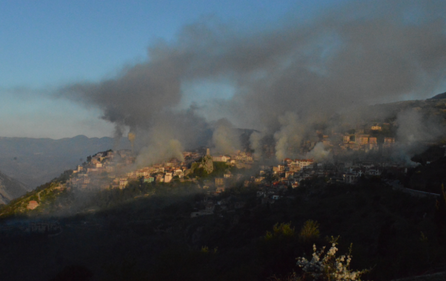 Φωτογραφίες: Η Αράχωβα χάθηκε στους καπνούς από το ψήσιμο των αρνιών