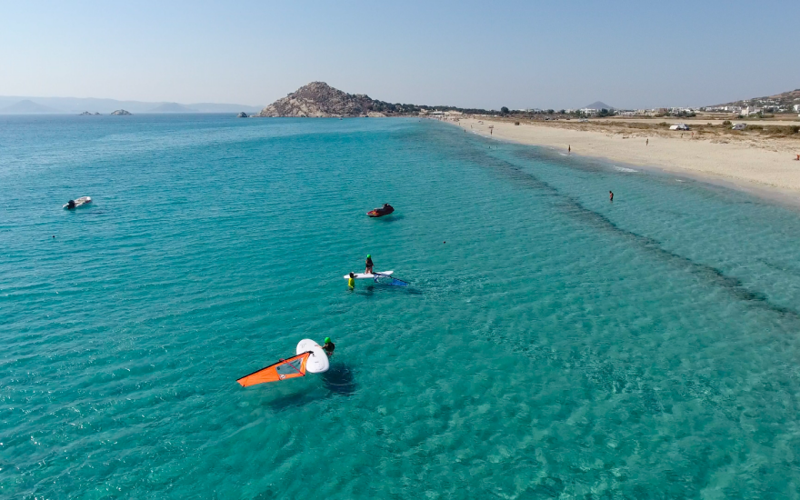 «Ride with the Gods»: Η απόλυτη εμπειρία Windsurfing βρίσκεται στη Νάξο