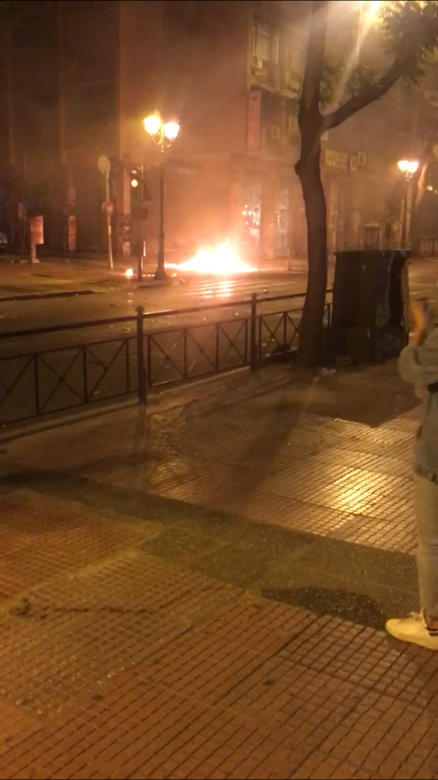 Συγκρούσεις οπαδών- ΜΑΤ σε Εξάρχεια και πλατεία Καραϊσκάκη