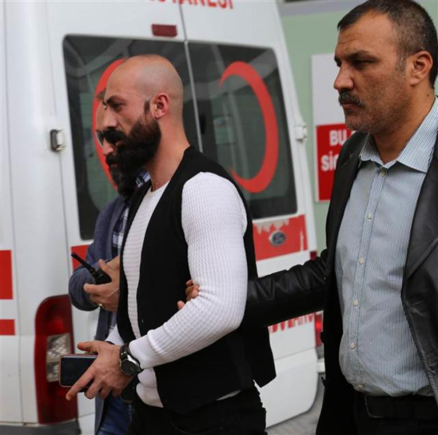 Τούρκος τρώει, πίνει, παίζει κομπολόι και οδηγεί με το... πόδι!