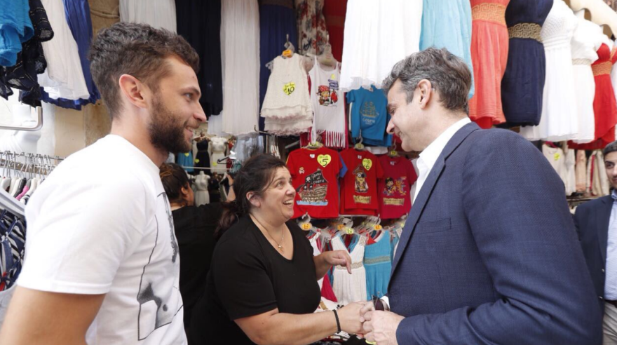 Φωτογραφίες: Ο Κυριάκος Μητσοτάκης στα σοκάκια της Παλιάς Πόλης της Κέρκυρας