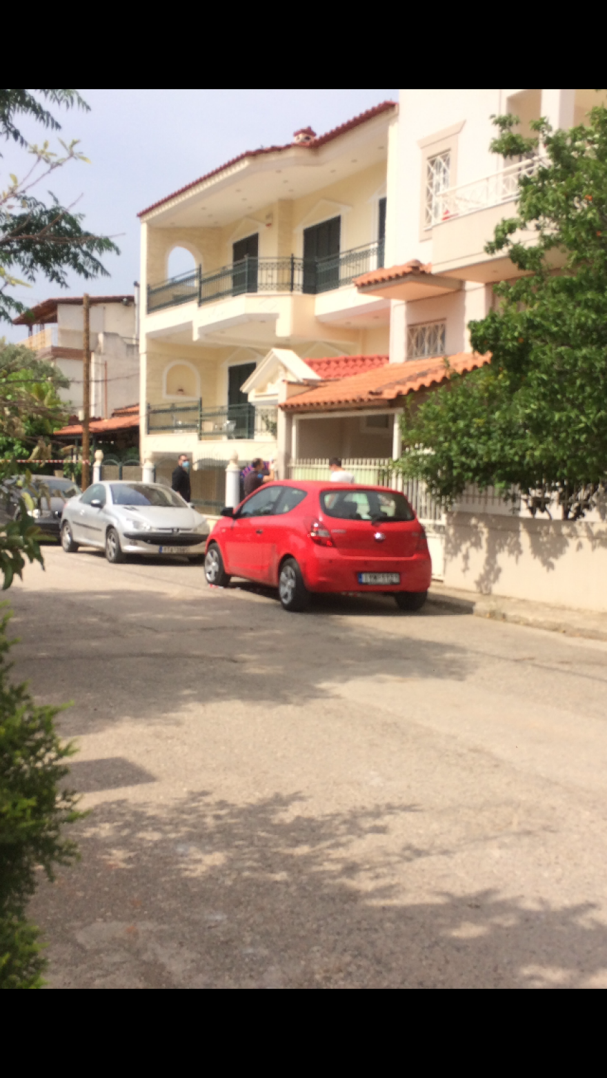 Δολοφόνησαν γυναίκα μέσα στο σπίτι της στη Μάνδρα: «Σοκαριστήκαμε. Ηταν φιλήσυχη», λένε συγγενείς 