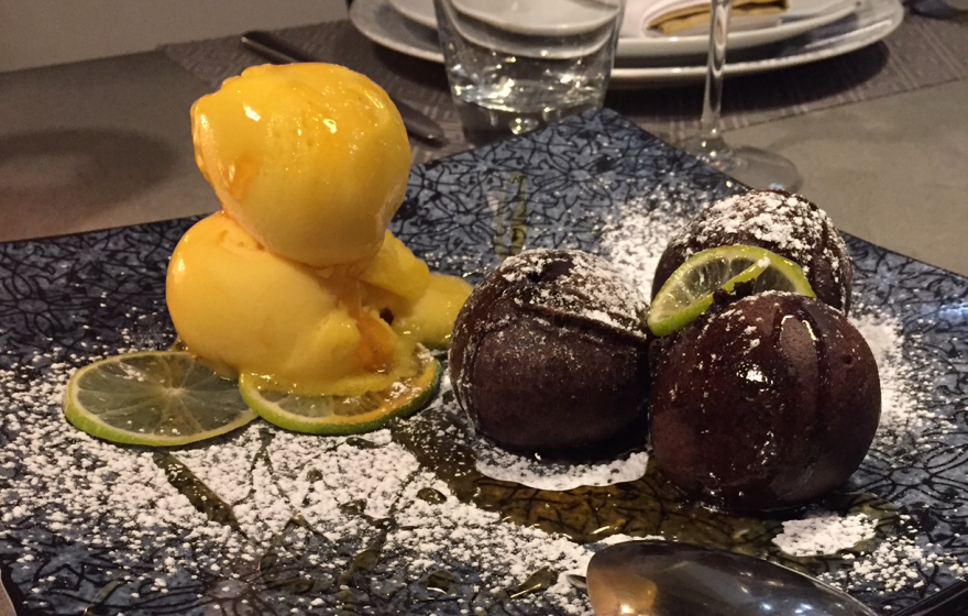 Λέξι Στίβενς: Το «θωρηκτό» του Playboy επέστρεψε στη Μύκονο