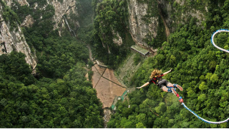 Bungee jumping από ύψος 260 μέτρων: Εσείς θα το τολμούσατε;