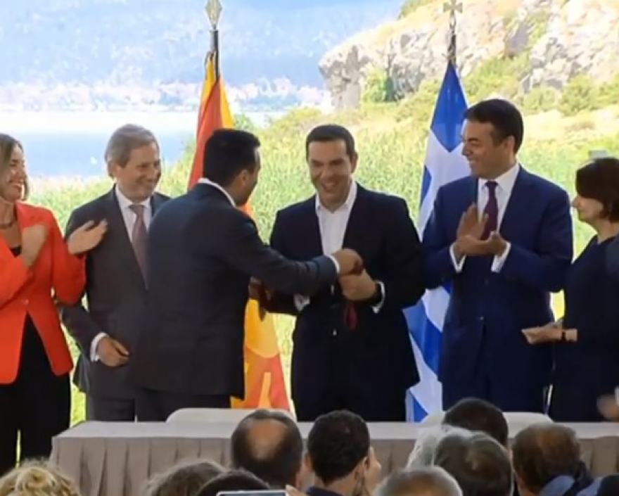 Υπεγράφη η συμφωνία στις Πρέσπες εν μέσω λαϊκής οργής - Μακεδόνες αποκάλεσε τον λαό του ο Ζάεφ